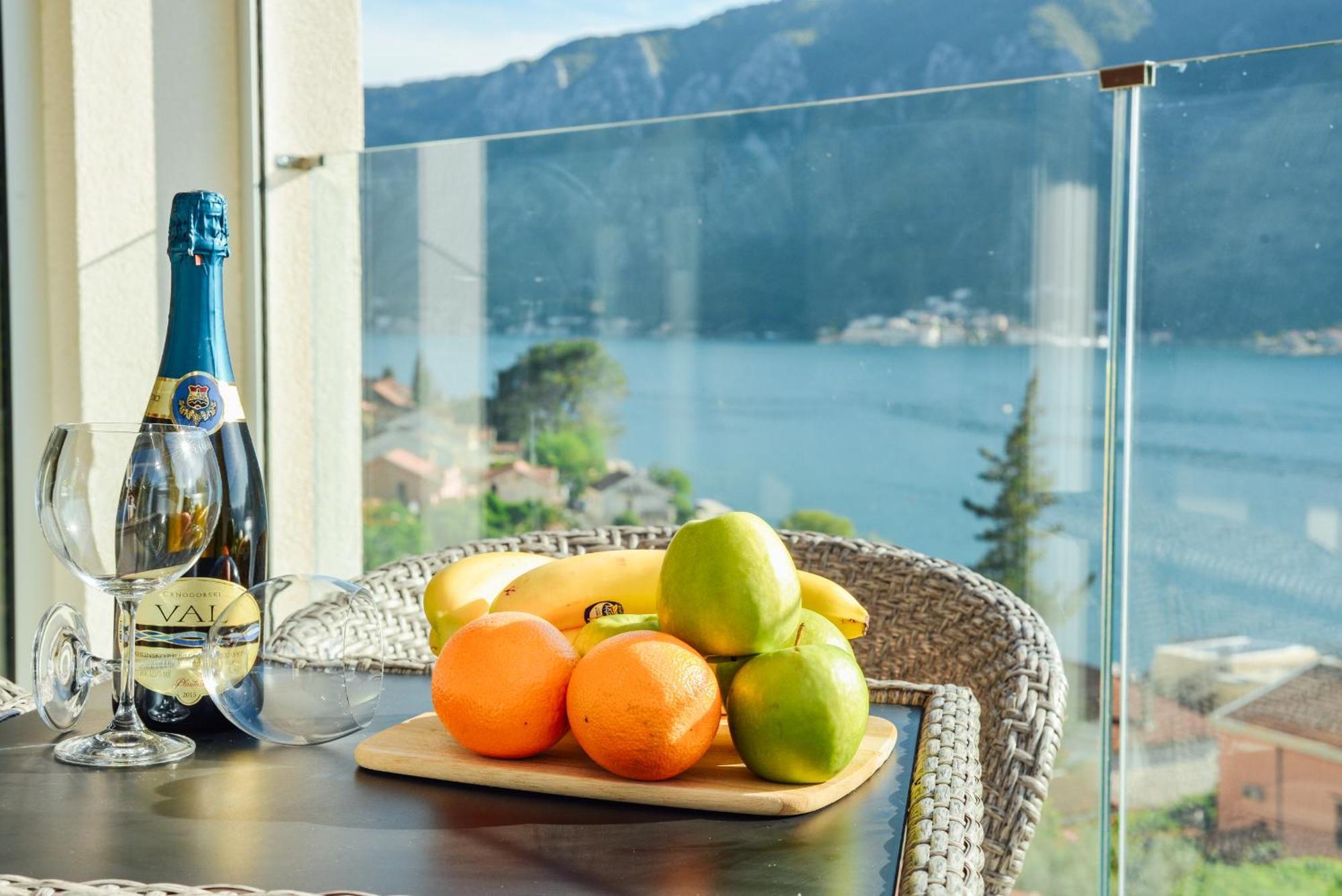 Sea View Apartment For 4 Kotor Buitenkant foto