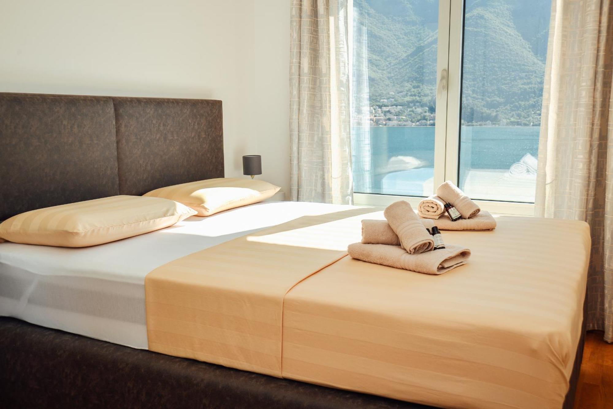 Sea View Apartment For 4 Kotor Buitenkant foto