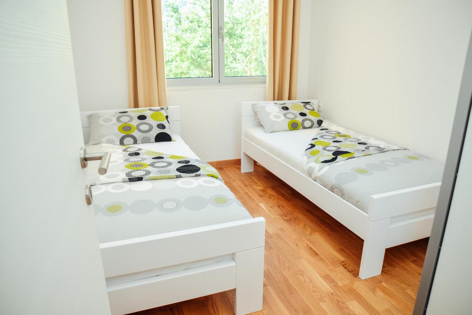 Sea View Apartment For 4 Kotor Buitenkant foto