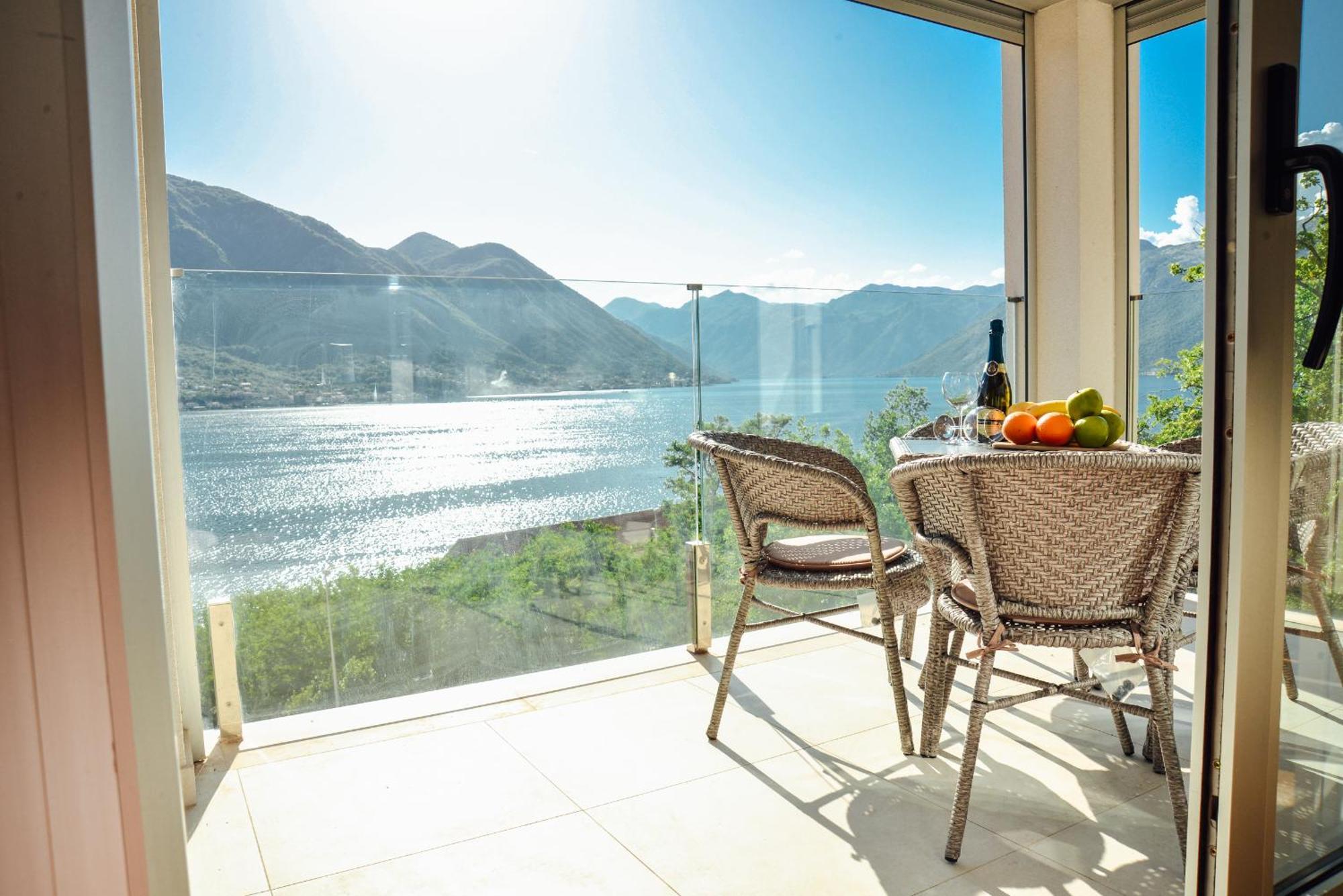Sea View Apartment For 4 Kotor Buitenkant foto