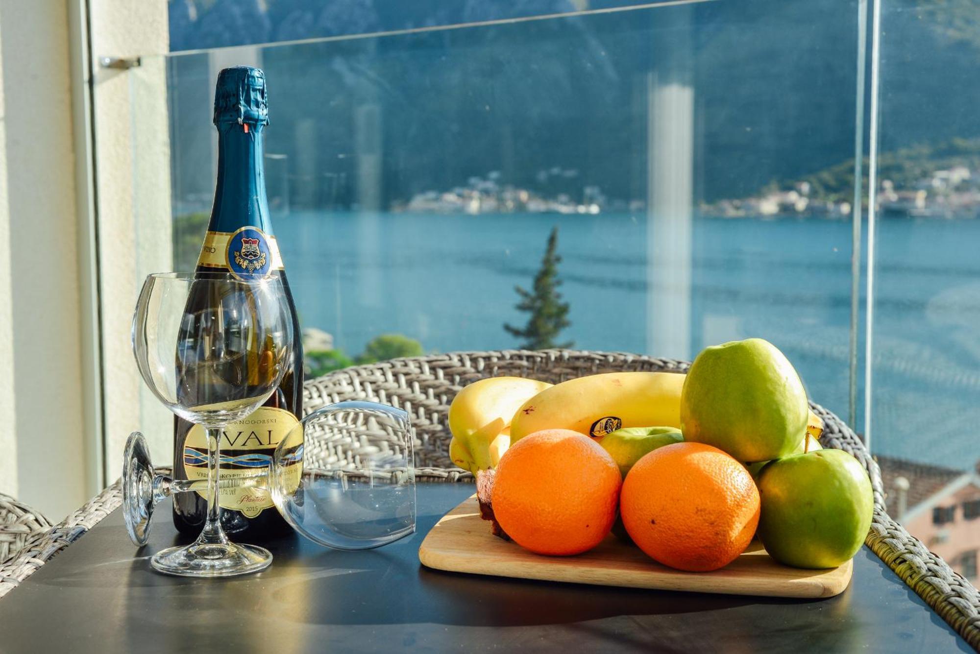 Sea View Apartment For 4 Kotor Buitenkant foto