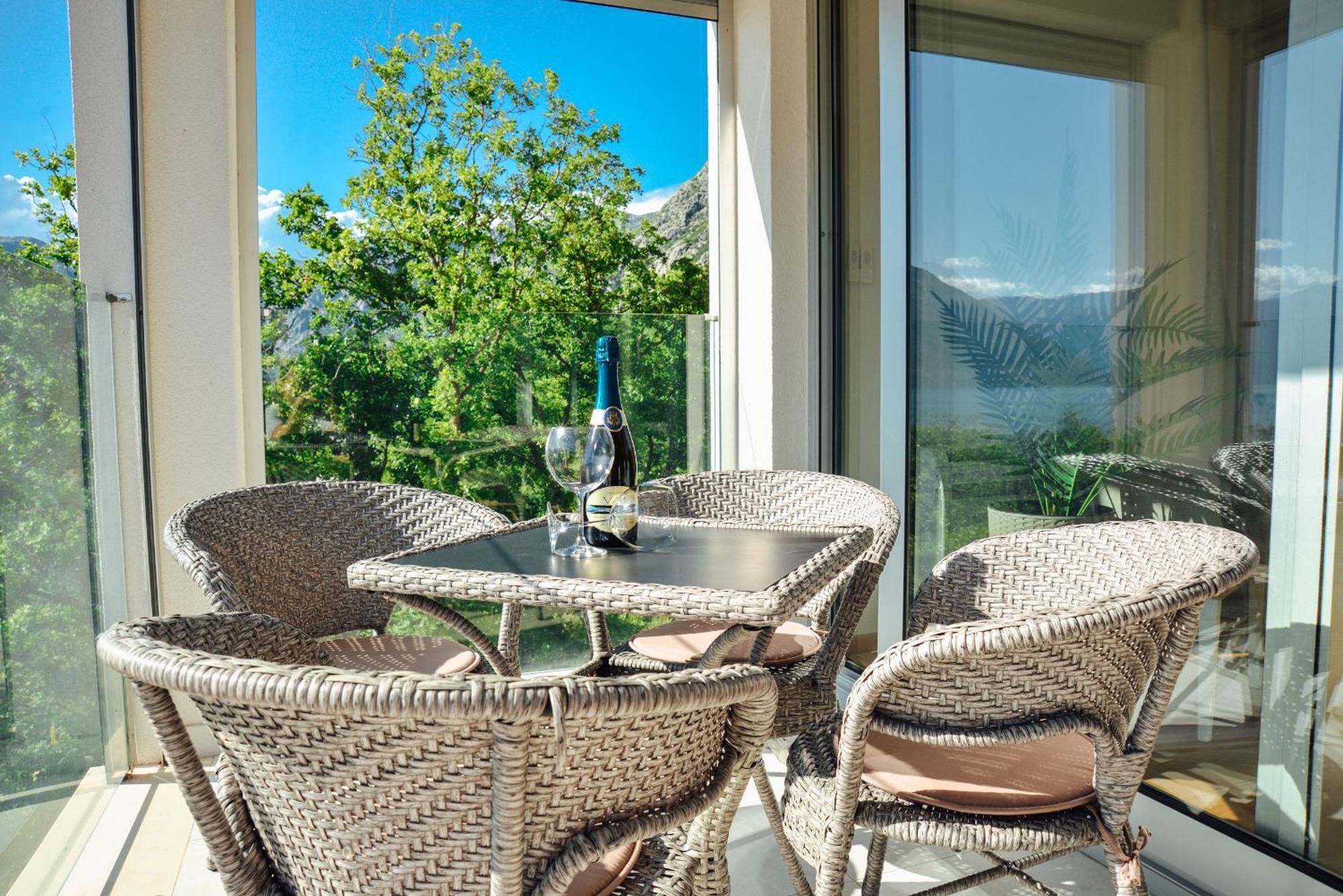 Sea View Apartment For 4 Kotor Buitenkant foto