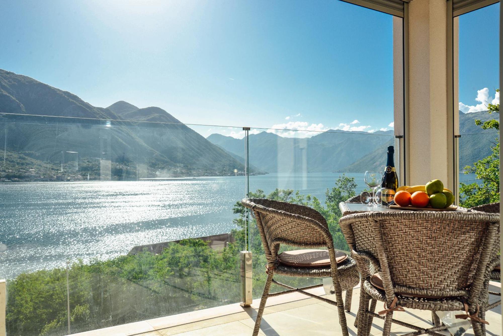 Sea View Apartment For 4 Kotor Buitenkant foto