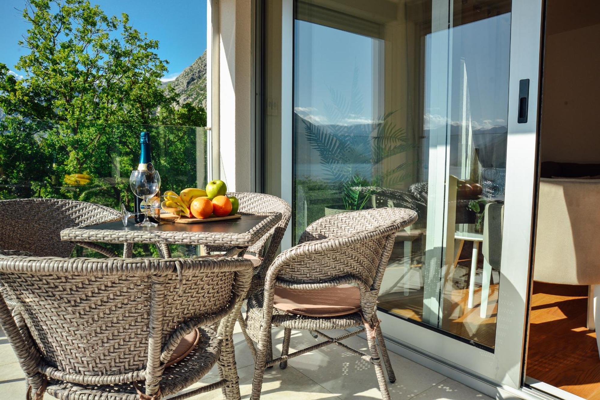 Sea View Apartment For 4 Kotor Buitenkant foto