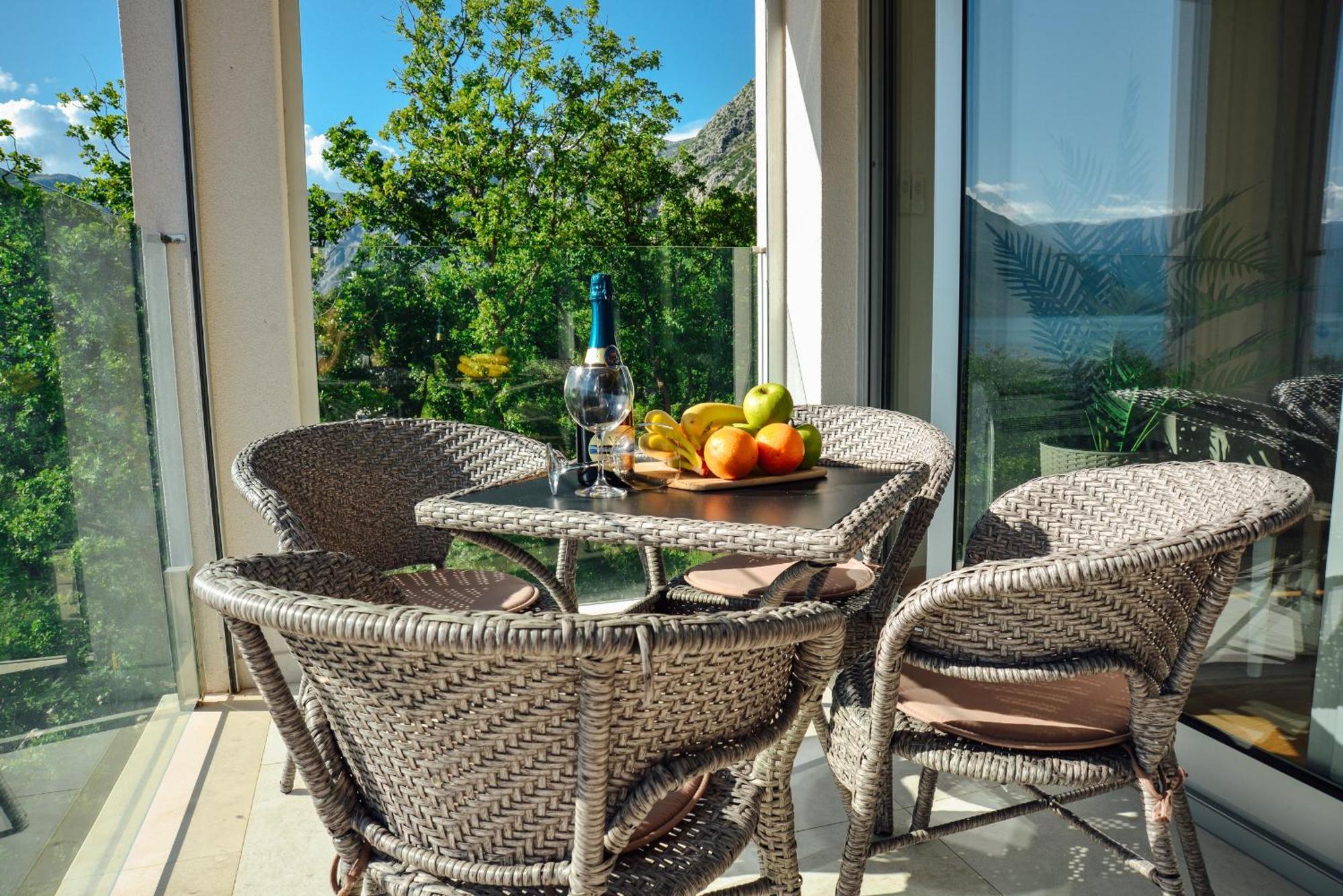 Sea View Apartment For 4 Kotor Buitenkant foto