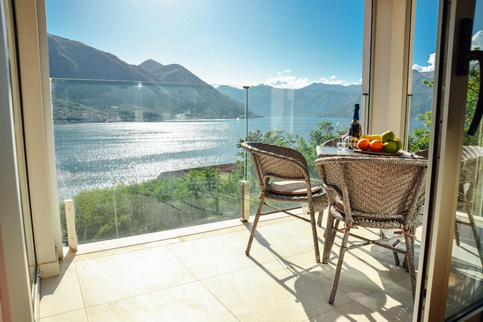 Sea View Apartment For 4 Kotor Buitenkant foto